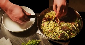 preparazione spaghetti aglio olio peperoncino