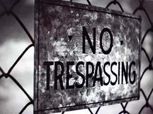 no trespassing cartello rete
