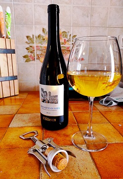grechetto di todi bottiglia e bicchiere