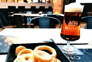 birra ambrata menabrea con anelli di cipolla