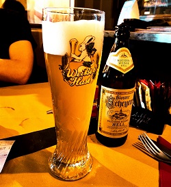 bicchiere e bottiglia birra kloster