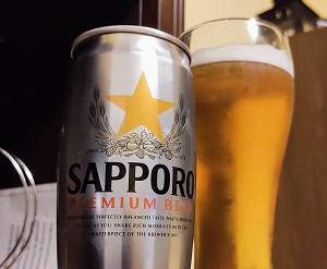 sapporo lattina e bicchiere