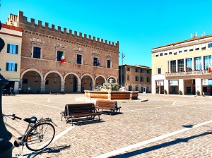 fontana la pupilla in piazza del popolo a pesaro