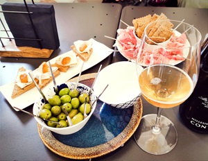 aperitivo con spumante alta langa docg